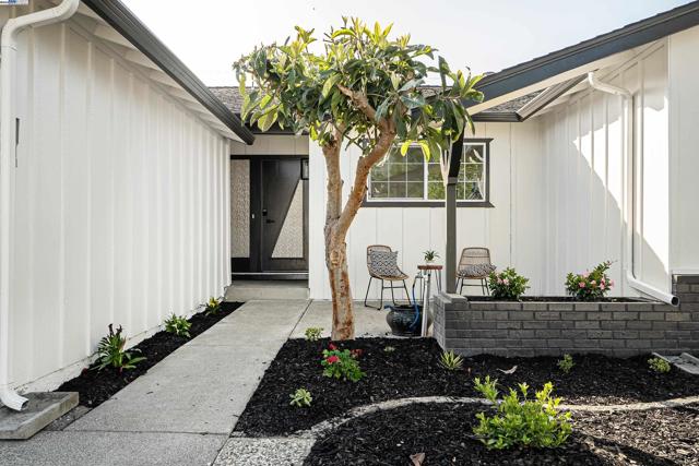 4349 La Cosa Ave, Fremont CA: https://media.crmls.org/mediaz/cdfb9a69-5383-41d6-b2fb-c7957e7c0d34.jpg