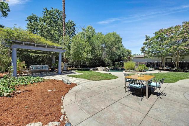 2461 Ancona Cir, Livermore CA: https://media.crmls.org/mediaz/cdfbec6f-29ab-41e6-a3e5-d3595ad5c805.jpg
