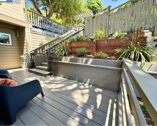 2323 Mastlands Dr, Oakland CA: https://media.crmls.org/mediaz/cdfca6b2-11d3-4e1b-a592-3f65a9179e0d.jpg