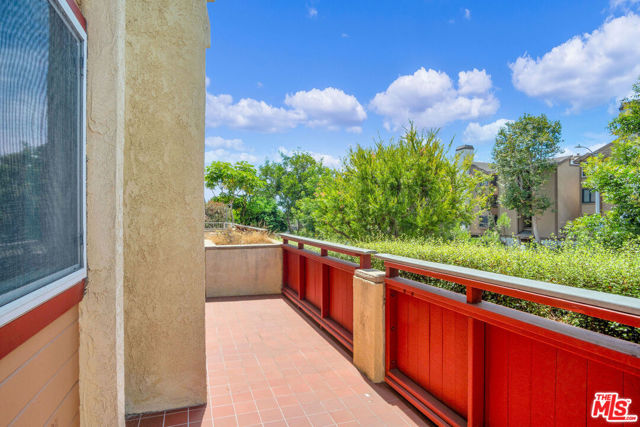 950 Main Street, El Segundo CA: https://media.crmls.org/mediaz/cdfcb68b-2028-41eb-9b53-34ea69f9a154.jpg