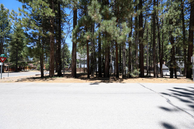 689 Summit Boulevard, Big Bear CA: https://media.crmls.org/mediaz/cdfd2546-4fb0-4818-b9b7-94a8ea39a577.jpg