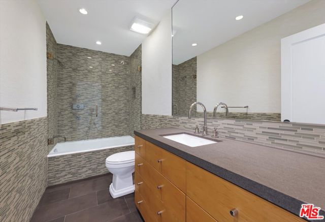 6789 Shearwater Lane, Malibu CA: https://media.crmls.org/mediaz/cdfd66d5-1dcc-423d-8d70-2af5b18465e9.jpg