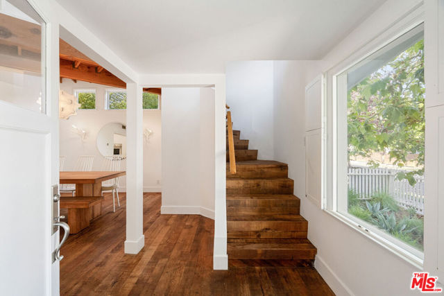 729 Superba Avenue, Venice CA: https://media.crmls.org/mediaz/cdfe0bf6-af87-4a17-9e64-237ab50dd4d6.jpg