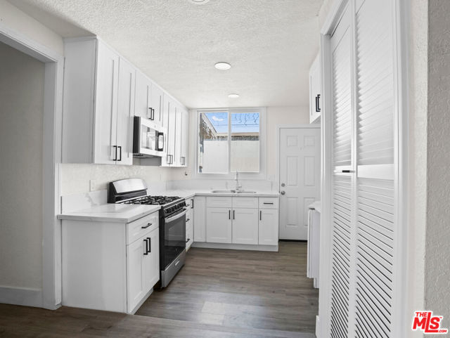 891 E 6th Street, Pomona CA: https://media.crmls.org/mediaz/cdfe7742-05c0-477c-b4ec-f1838b2d13bc.jpg