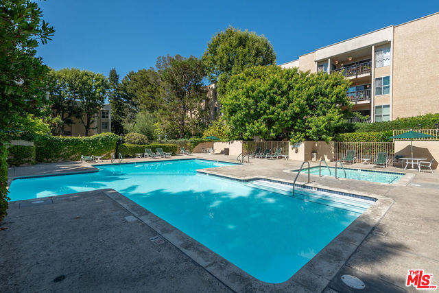 7211 Raintree Circle, Culver City CA: https://media.crmls.org/mediaz/cdfe9554-d239-4119-8dc6-08055ecc2f13.jpg