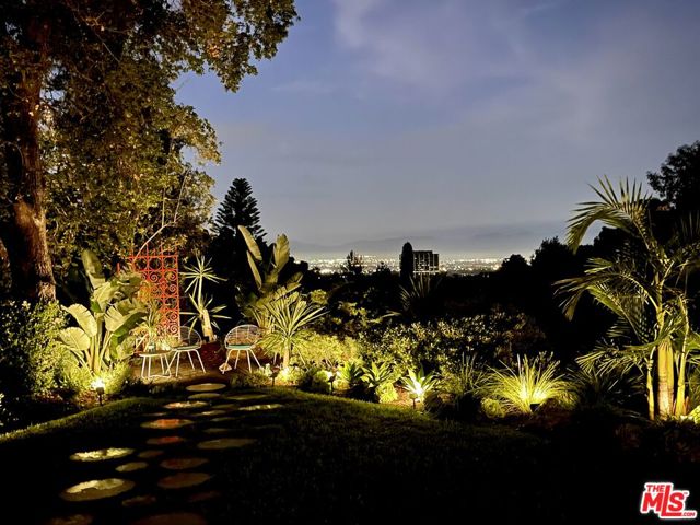 16045 Royal Mount Drive, Encino CA: https://media.crmls.org/mediaz/cdfe9722-31e7-40d7-9bb0-b72e558cc225.jpg
