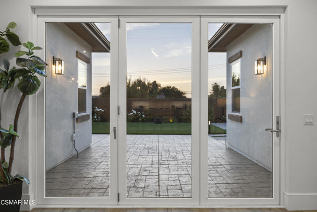 339 Toyon Court, Thousand Oaks CA: https://media.crmls.org/mediaz/ce00393b-69fb-4642-b6a8-ffc4c94337de.jpg