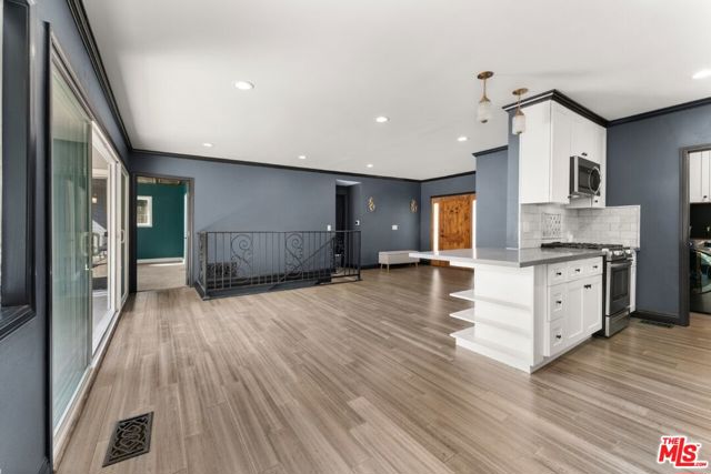 7083 Highcliff Trail, Tujunga CA: https://media.crmls.org/mediaz/ce007124-5dd8-4ea2-b9f4-6b8bbd85bcf0.jpg