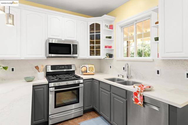 824 Arlington Avenue, Oakland CA: https://media.crmls.org/mediaz/ce00a70e-8a88-4f5f-81f5-f5018a3ab148.jpg