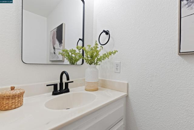 11 Breck Ct, Moraga CA: https://media.crmls.org/mediaz/ce018f89-b5dc-48be-bb50-63c56286779d.jpg