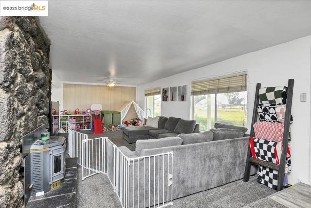 26893 Marsh Creek Rd, Brentwood CA: https://media.crmls.org/mediaz/ce019261-d9a4-4fdb-817c-299a1d5e79e6.jpg