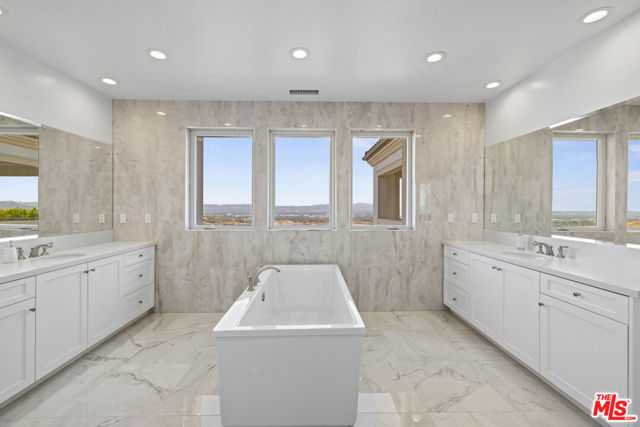 20162 W Cromwell Way, Porter Ranch CA: https://media.crmls.org/mediaz/ce03490b-cdb5-4022-a9f8-fc37f5da1718.jpg