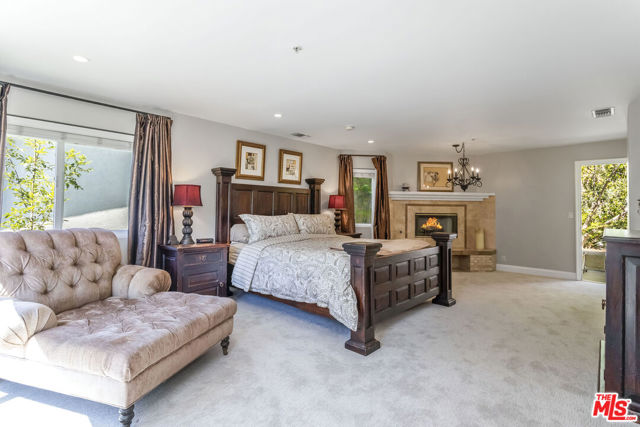 3943 Avenida Del Sol, Studio City CA: https://media.crmls.org/mediaz/ce04f63d-a095-4c2b-858e-79686a132313.jpg