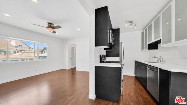 510 Pacific Avenue, Venice CA: https://media.crmls.org/mediaz/ce0568f7-e15e-4a96-8873-a012ba1e99d0.jpg