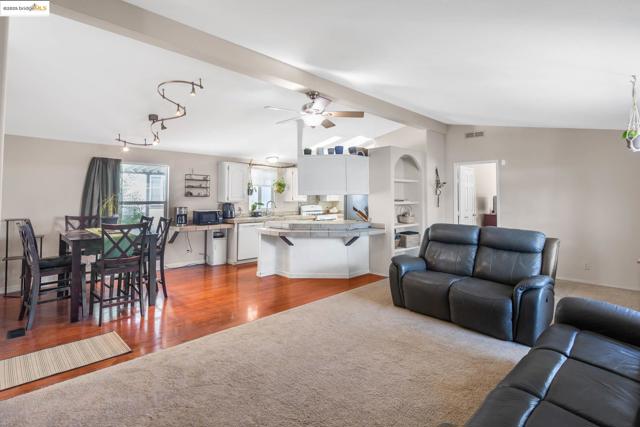 16711 Marsh Creek Rd, Clayton CA: https://media.crmls.org/mediaz/ce05cd72-e898-4d55-9ff8-5ead4137709e.jpg