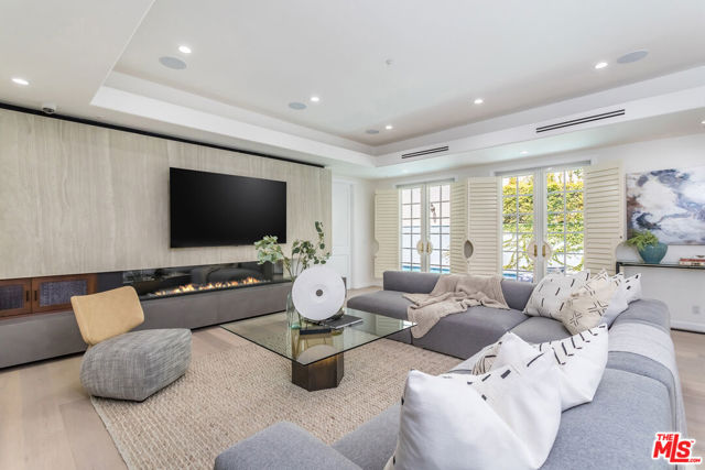107 N Doheny Drive, Beverly Hills CA: https://media.crmls.org/mediaz/ce08917c-ac1d-454d-af9a-cb24b7124e16.jpg