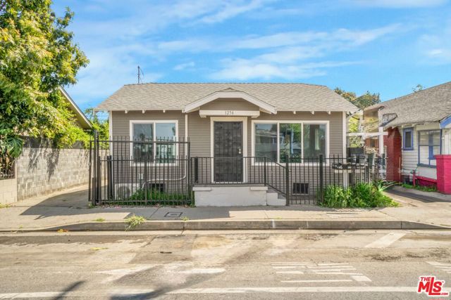1256 Exposition Boulevard, Los Angeles CA: https://media.crmls.org/mediaz/ce0a24c8-f9fc-4e01-8b9f-436eb277d598.jpg