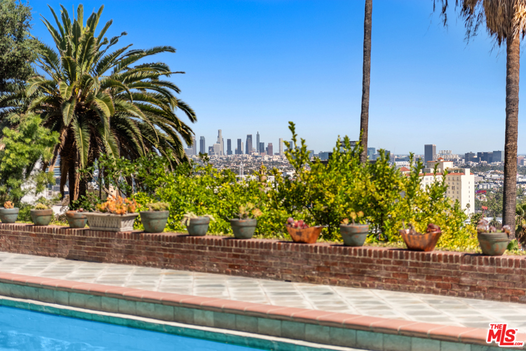 2003 La Brea Terrace