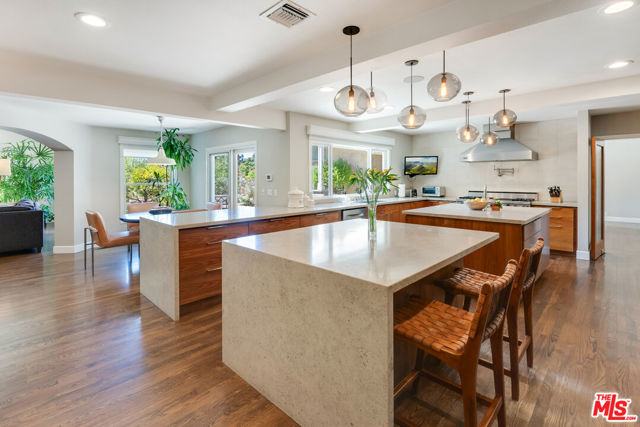1009 Jeannette Avenue, Thousand Oaks CA: https://media.crmls.org/mediaz/ce0da6ab-8163-40e4-a353-6c0a93743f5c.jpg