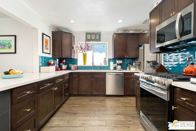 1861 S Palm Canyon Drive, Palm Springs CA: https://media.crmls.org/mediaz/ce0db062-e98a-4b36-babd-addbeec00c01.jpg