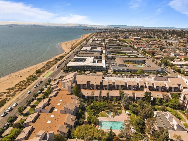2101 Shore Line Drive, Alameda CA: https://media.crmls.org/mediaz/ce0f2568-5b02-43d3-947b-6f88dec07523.jpg