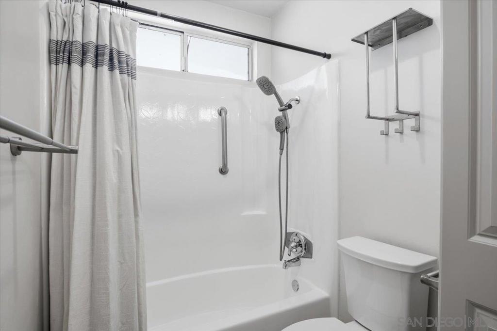https://media.crmls.org/mediaz/ce107da2-6602-4b3d-916a-4e404c09d9a6.jpg?preset=X-Large