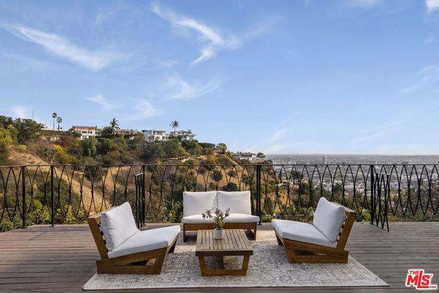 8828 Thrasher Avenue, Los Angeles CA: https://media.crmls.org/mediaz/ce11b24c-5530-4430-89f0-28e708743015.jpg
