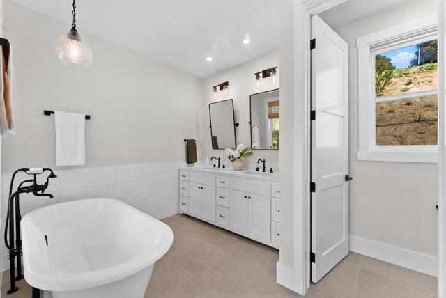 Detail Gallery Image 32 of 56 For 2747 via Del Robles, Fallbrook,  CA 92028 - 3 Beds | 3 Baths