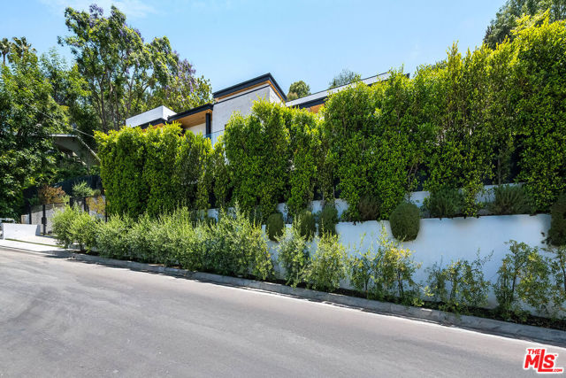 11258 Laurie Drive, Studio City CA: https://media.crmls.org/mediaz/ce12ba44-33a2-4bce-9c91-89e3155908d7.jpg
