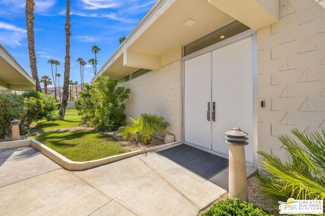 207 Desert Lakes Drive, Palm Springs CA: https://media.crmls.org/mediaz/ce13626f-19ab-4946-a849-78dec83a2f3c.jpg