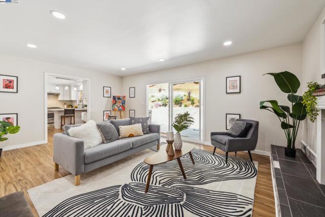 441 FOX HILLS COURT, Oakland CA: https://media.crmls.org/mediaz/ce153961-724c-47ae-9263-4e18cc7e6f69.jpg