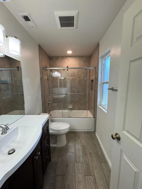 7765 Canyon Meadow Cir, Pleasanton CA: https://media.crmls.org/mediaz/ce15c187-0d19-4482-acd8-4e069fbe7a63.jpg