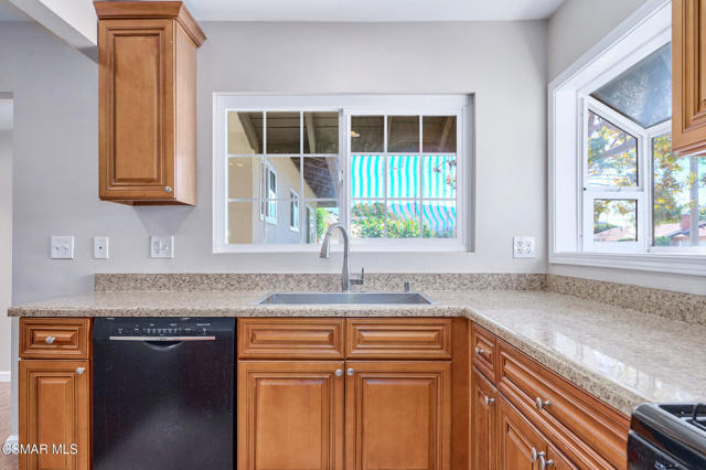 560 Randy Drive, Newbury Park CA: https://media.crmls.org/mediaz/ce1616e0-690c-4261-bec8-fdea8a9e4fff.jpg