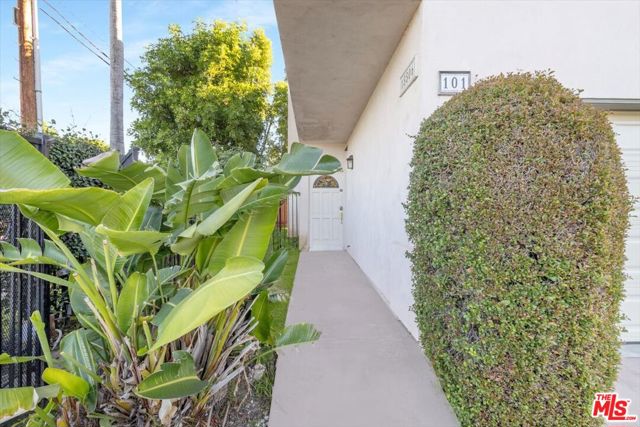 18806 Hatteras Street, Tarzana CA: https://media.crmls.org/mediaz/ce165404-481c-4ab3-91d9-2d0226595a9a.jpg