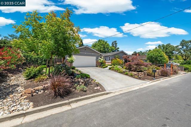 3121 Del Oceano Dr, Lafayette CA: https://media.crmls.org/mediaz/ce169d70-e593-4c5c-8983-91d6595ca7ba.jpg