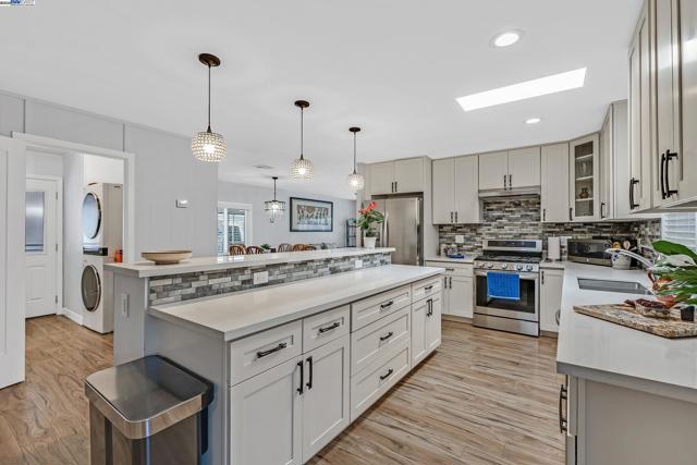 29360 Middleborough Way, Hayward CA: https://media.crmls.org/mediaz/ce17ea7d-d8d7-4883-a952-b12af814f398.jpg