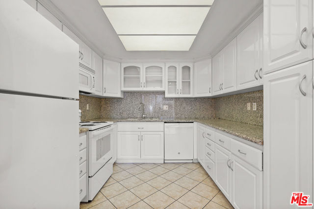 321 S San Vicente Boulevard, Los Angeles CA: https://media.crmls.org/mediaz/ce1a4f96-eac5-4874-b714-548508a008b1.jpg