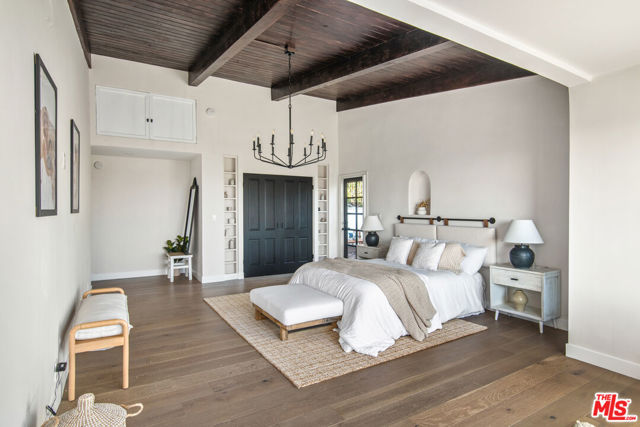 9265 Thrush Way, Los Angeles CA: https://media.crmls.org/mediaz/ce1be5c7-7c1d-4b6f-9742-a26625ef1566.jpg