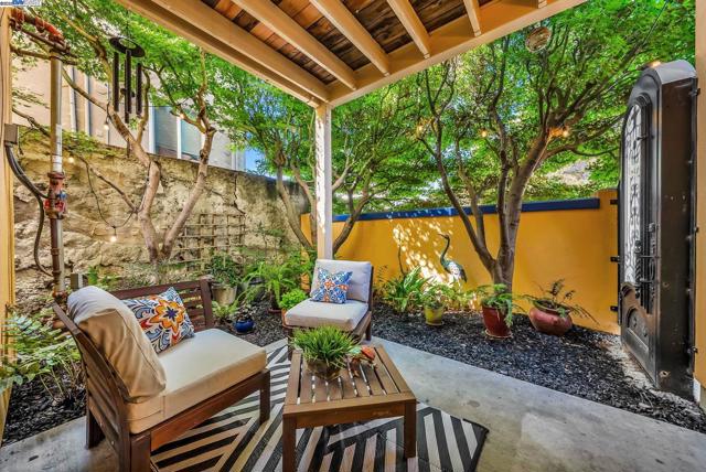 400 Wayne Ave, Oakland CA: https://media.crmls.org/mediaz/ce1bedf2-1ae7-4257-964a-7649ec45a107.jpg