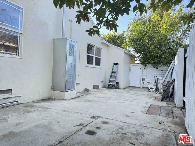 7516 Oakdale Avenue, Winnetka CA: https://media.crmls.org/mediaz/ce1cae7a-a5dd-41a3-902d-ec6ae70b9130.jpg