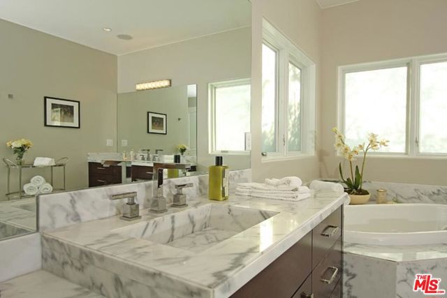 841 N Crescent Heights Boulevard, Los Angeles CA: https://media.crmls.org/mediaz/ce1cb061-14ee-4331-90c6-850235ead9e5.jpg