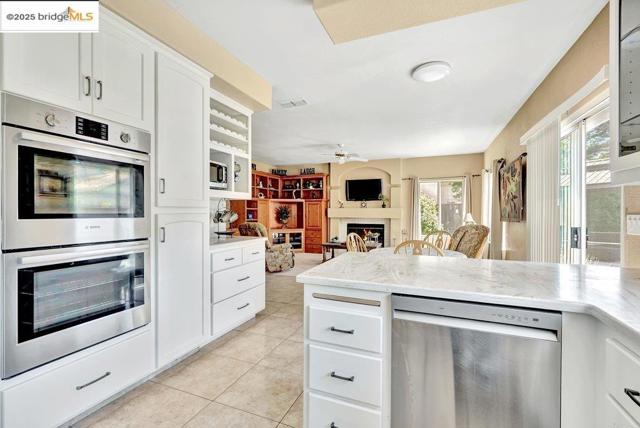 1281 Sea Vista Dr, Brentwood CA: https://media.crmls.org/mediaz/ce1d6051-bd5a-452f-8b53-12a133c773a1.jpg