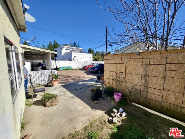 6036 Lindley Avenue photo 6