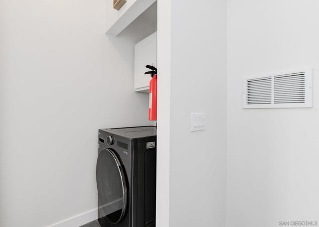 1680 B Seacoast Drive Unit B, Imperial Beach CA: https://media.crmls.org/mediaz/ce1dee7a-785d-4819-9ccf-549d16161bf4.jpg