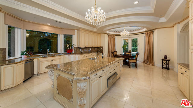 1455 Robmar Drive, Beverly Hills CA: https://media.crmls.org/mediaz/ce1e1a7f-1087-4ee5-99e9-180ace596f95.jpg