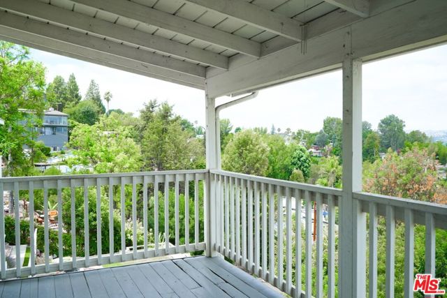 22224 Cass Avenue, Woodland Hills CA: https://media.crmls.org/mediaz/ce1e5201-dd94-40e8-bd56-61b7ca91e210.jpg