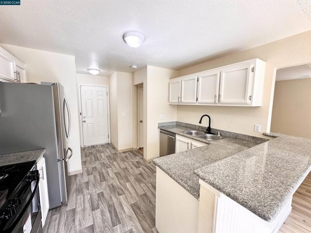 4301 Beechnut Ln, Oakley CA: https://media.crmls.org/mediaz/ce1fecdd-85ef-486a-b6a8-a294d4a5ee26.jpg