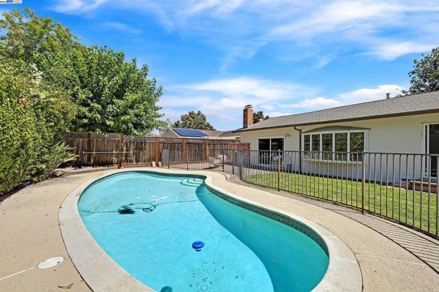 5041 Golden Rd, Pleasanton CA: https://media.crmls.org/mediaz/ce201ba3-cdea-475f-a747-13b388603ece.jpg