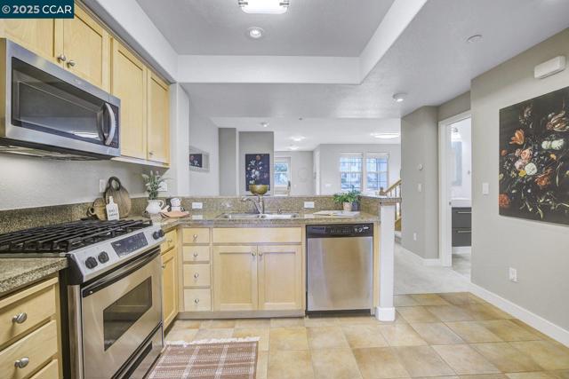 6130 Old Quarry Loop, Oakland CA: https://media.crmls.org/mediaz/ce209489-f711-4e51-9a52-711e6ecf12cc.jpg