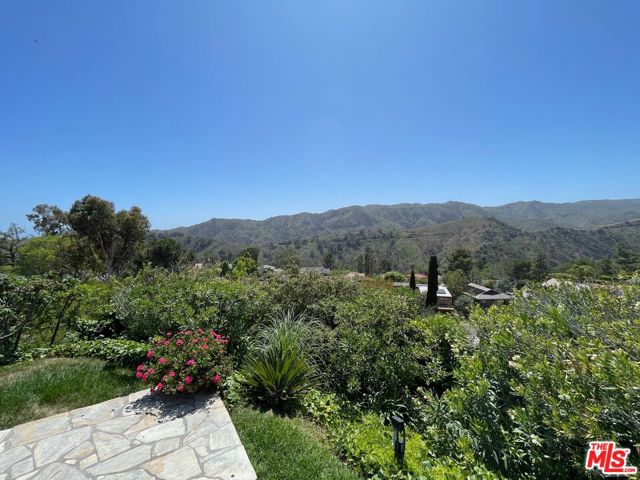 13778 Raywood Drive, Los Angeles CA: https://media.crmls.org/mediaz/ce20ac70-a69d-4e4e-8e29-0a4b34446bbd.jpg
